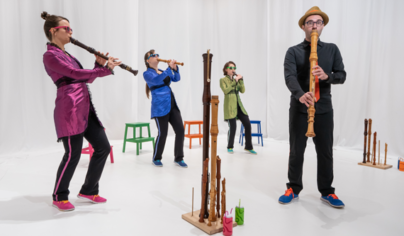 Les athlètes de la flûte à bec avec orchestre